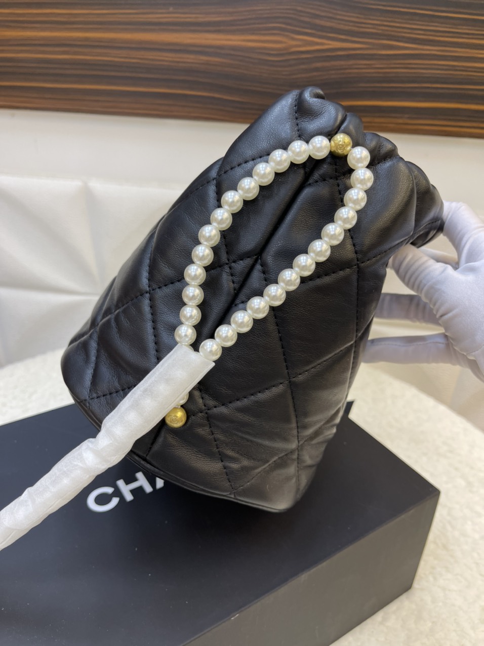 Túi Xách Chanel Drawstring Super Pearl String In Black Size 18cm